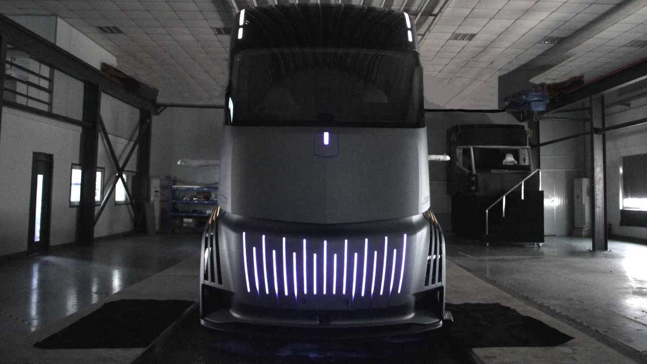 Camion electrico de Geely VS Tesla